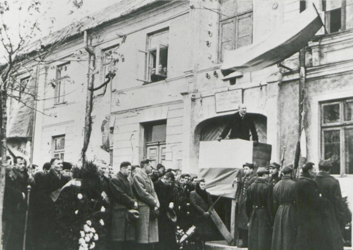 wojna plac wolności rozstrzelanie protest biała podlaska listopad 1945 1943 historia czarno białe zdjęcie