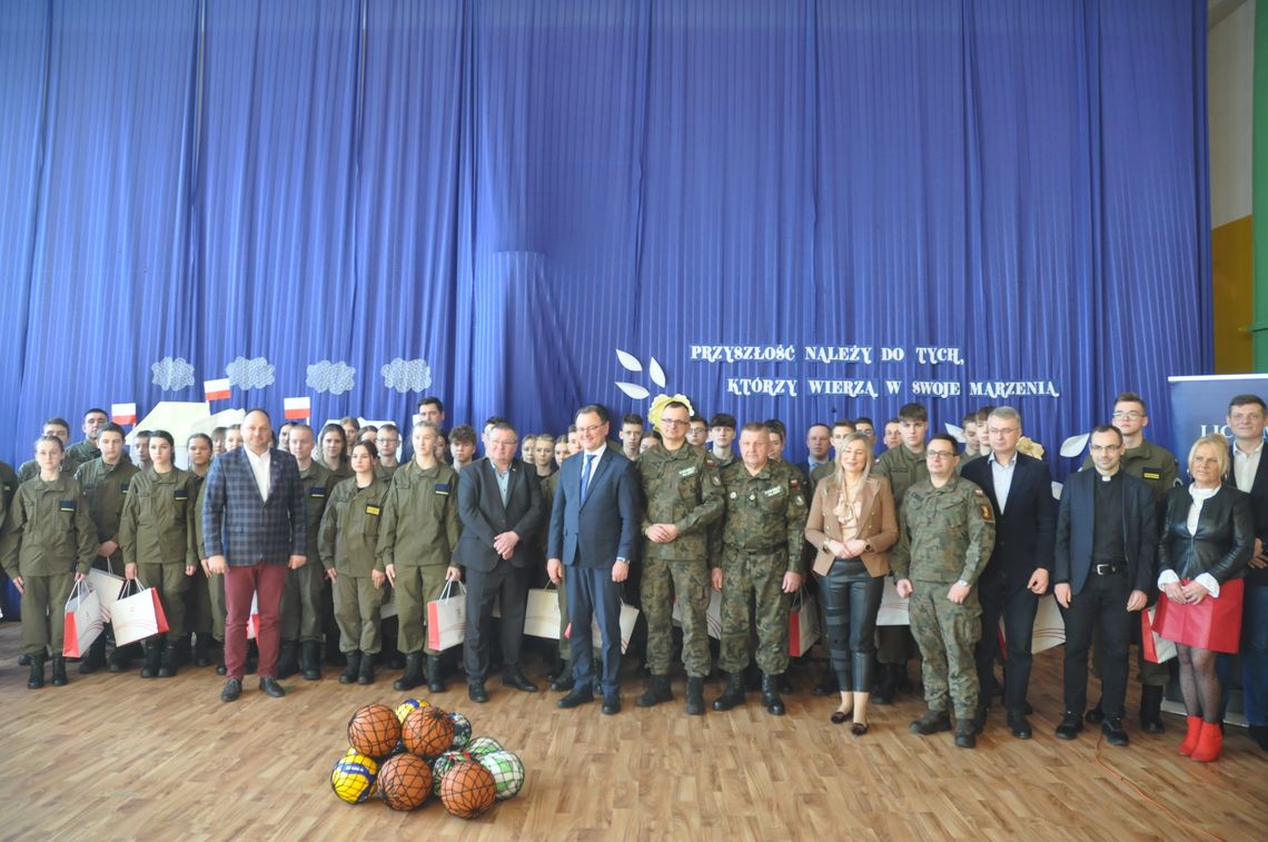 Uczniowie terespolskiego liceum otrzymali wyposażenie wojskowe [ZDJĘCIA]