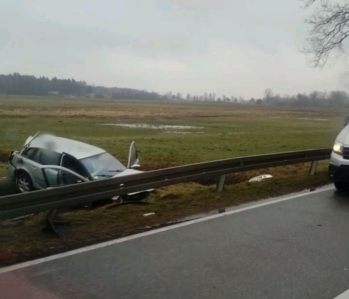 Uderzył w bariery i wypadł z drogi. Utrudnienia w Bielanach [ZDJĘCIA]