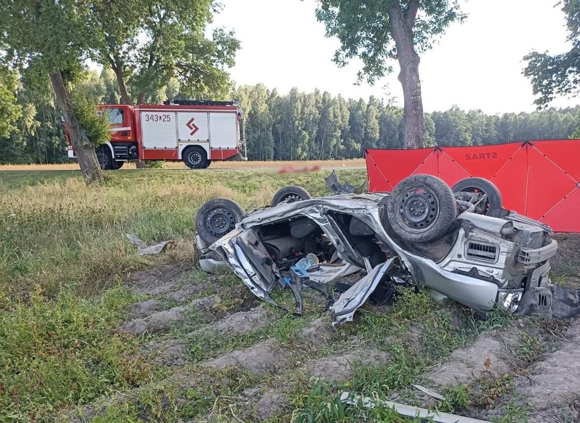 Uderzył w drzewo i dachował. Kierowca toyoty nie żyje