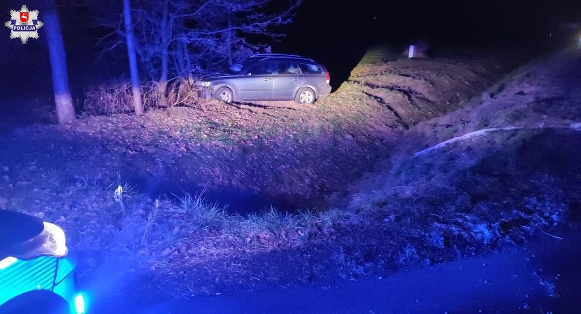 Uderzył w przydrożne drzewo. Dwie osoby w szpitalu