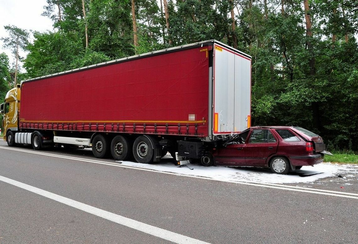 Uderzył w stojącą w kolejce ciężarówkę. 24-latek trafił do szpitala