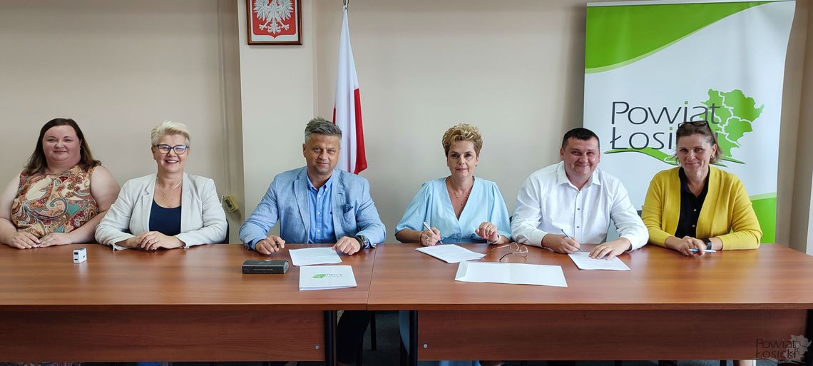 Umowa podpisana. Rusza przebudowa drogi w Nowej Kornicy