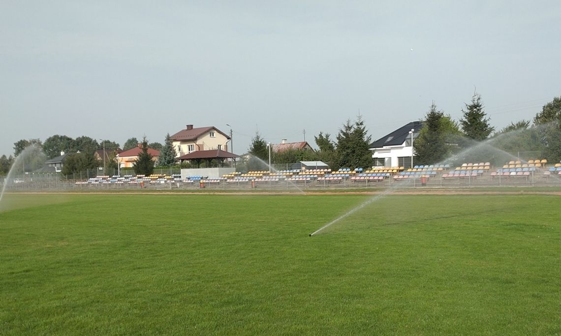 Unowocześniają miejski stadion. Zamontowali system nawadniający