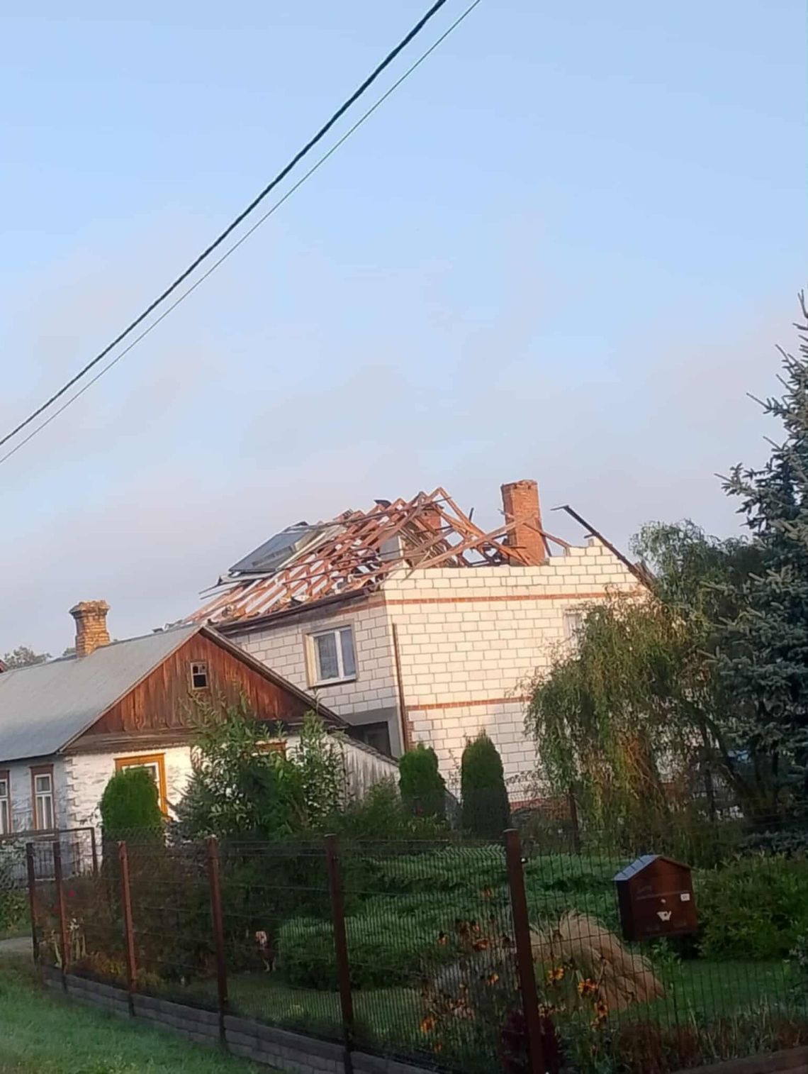 Upadek drona pod Włodawą? Uszkodzony dach gospodarstwa, odwołane zajęcia w szkołach