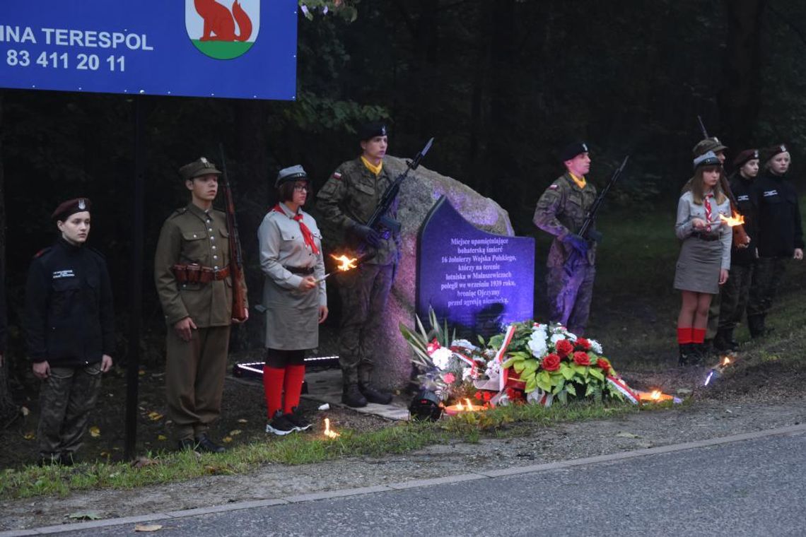 Uroczystości przed pomnikiem żołnierzy poległych w obronie lotniska