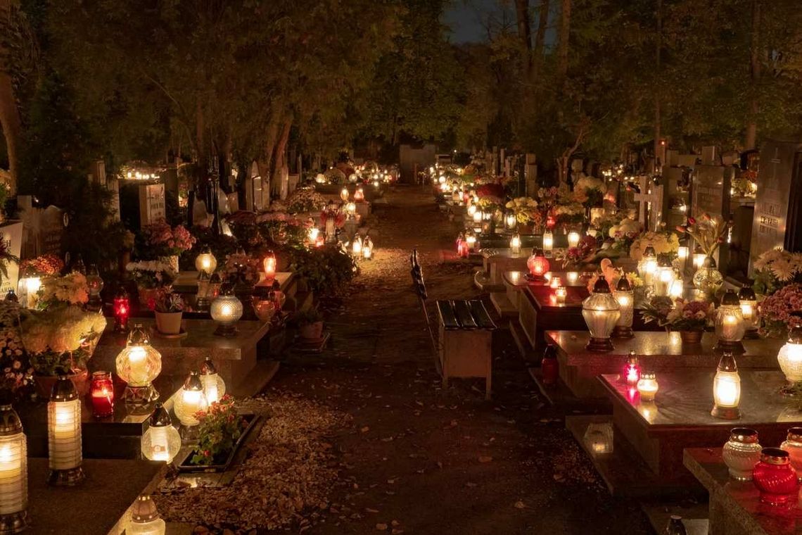 Ustawianie zapalonych zniczy na grobach zmarłych. Czy wiesz co symbolizuje? Ustawianie zapalonych zniczy na grobach zmarłych. Czy wiesz co symbolizuje?