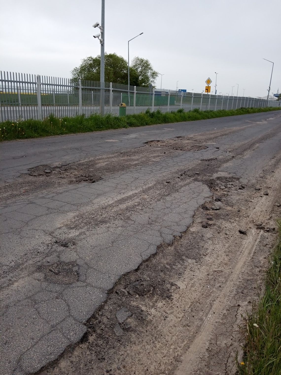 Uszkadzają samochody na drodze pełnej dziur. Kiedy remont?