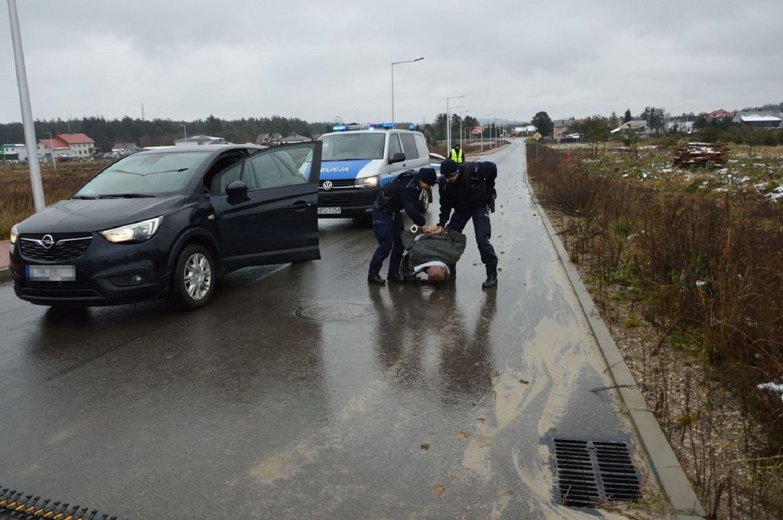 Uzbrojeni przestępcy napadli na sklep jubilerski. Policja rozpoczęła pościg