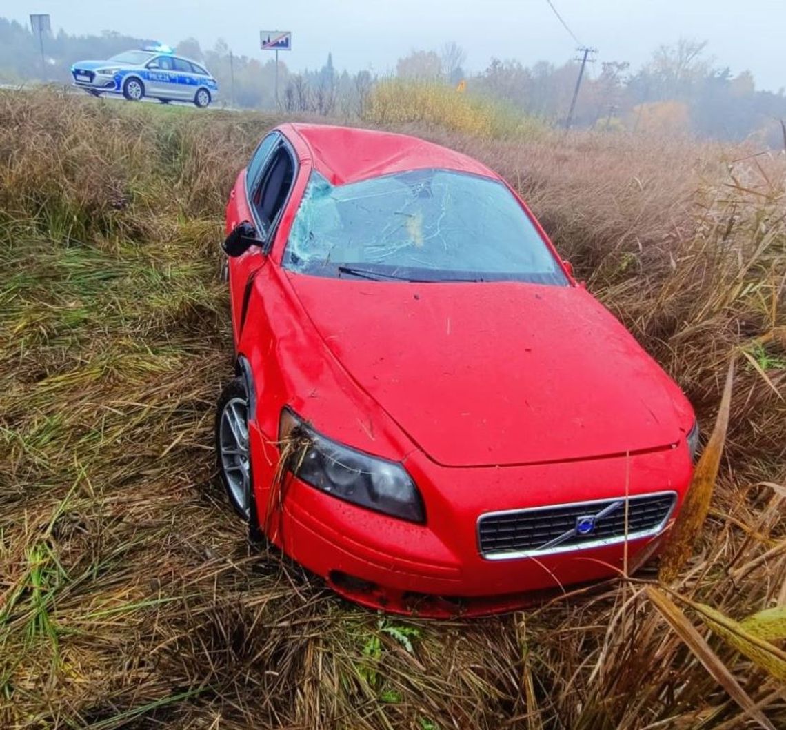 Volvo dachowało. Dwójka dzieci w szpitalu