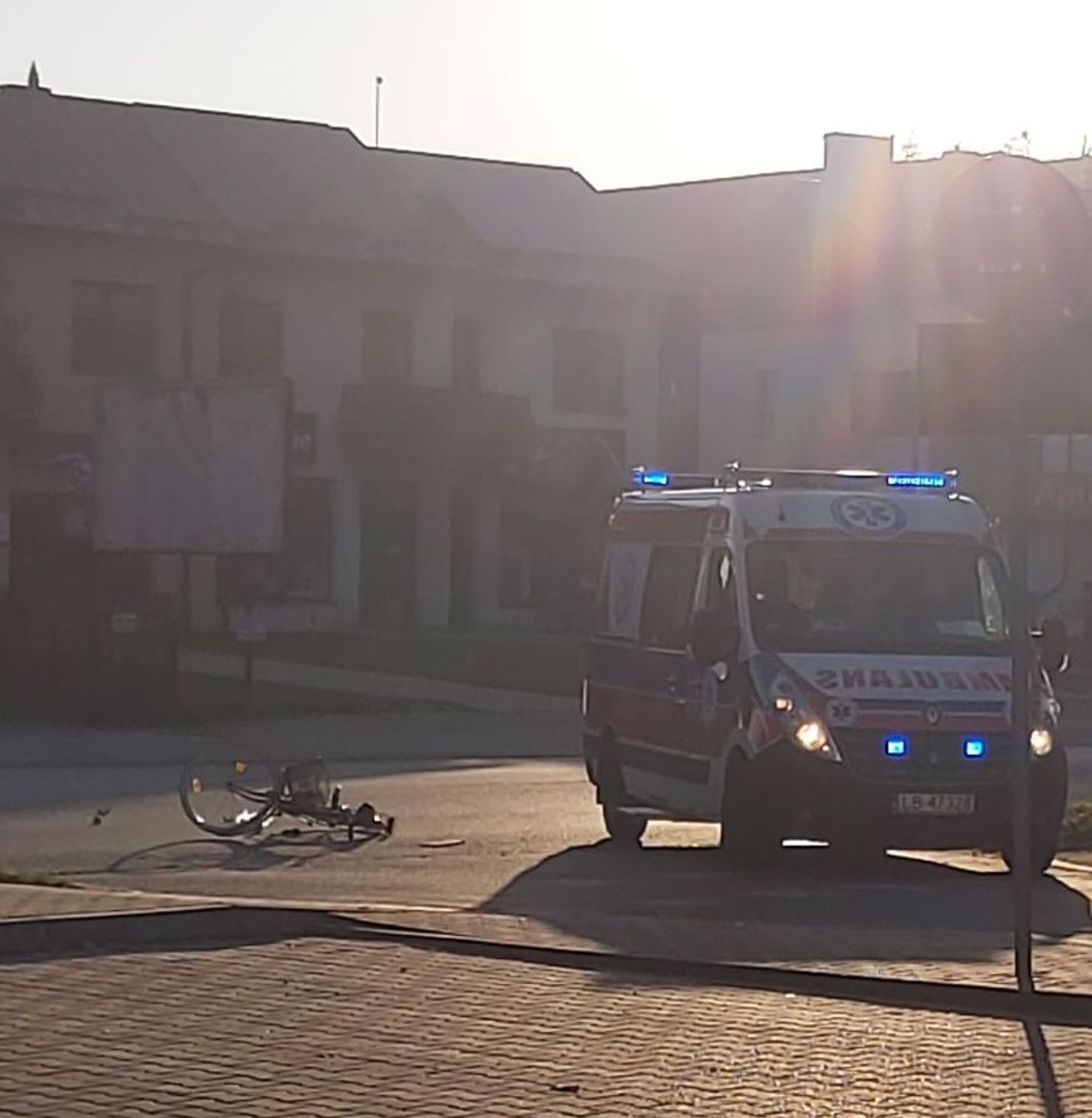 W Białej Podlaskiej samochód potrącił rowerzystkę. Kobieta trafiła do szpitala