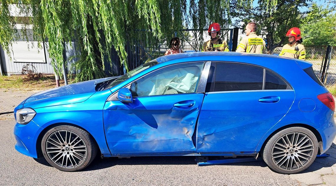 W ciężarówce pękła opona. Uszkodzona osobówka