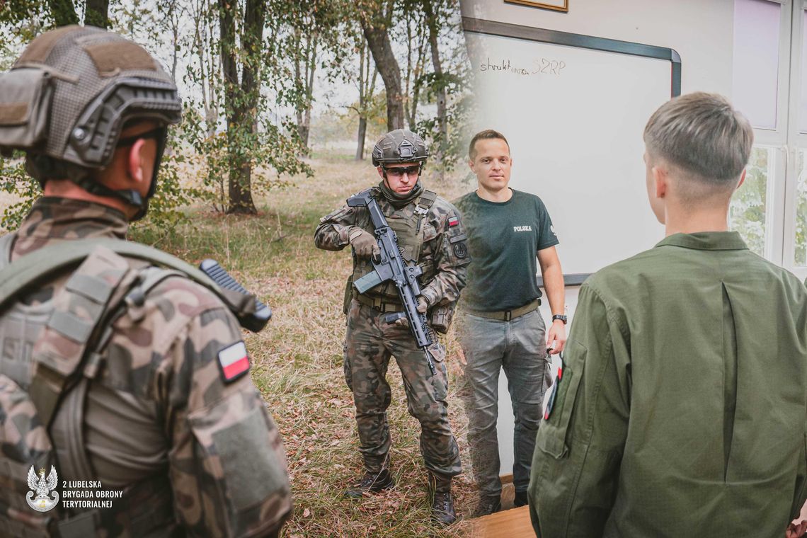 W służbie na dwóch frontach: terytorials – nauczyciel