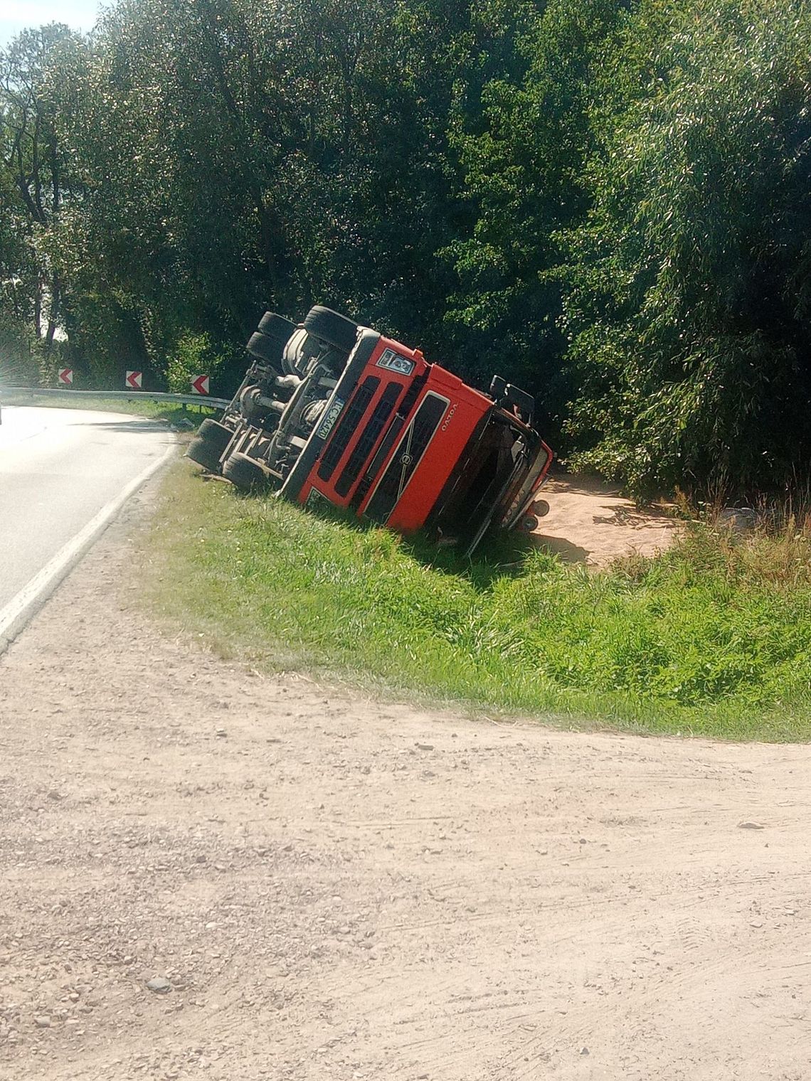 W Wisznicach przewrócił się samochód ciężarowy z naczepą