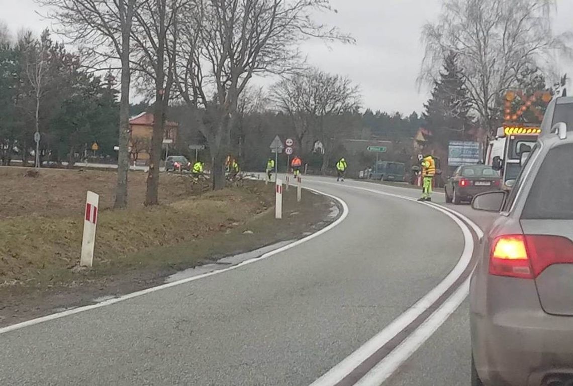 Wahadłowy ruch na drodze wojewódzkiej 812 w Wólce Plebańskiej