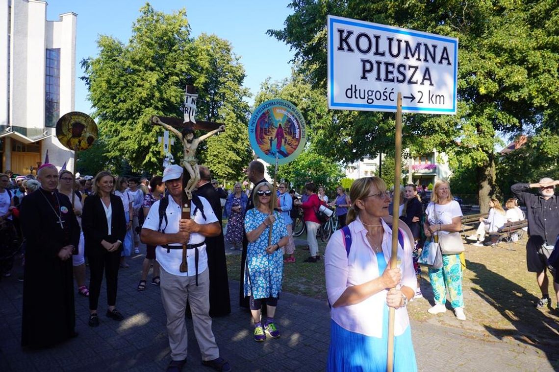 Pielgrzymi już na szlaku. Wędrują na Jasną Górę [ZDJĘCIA]