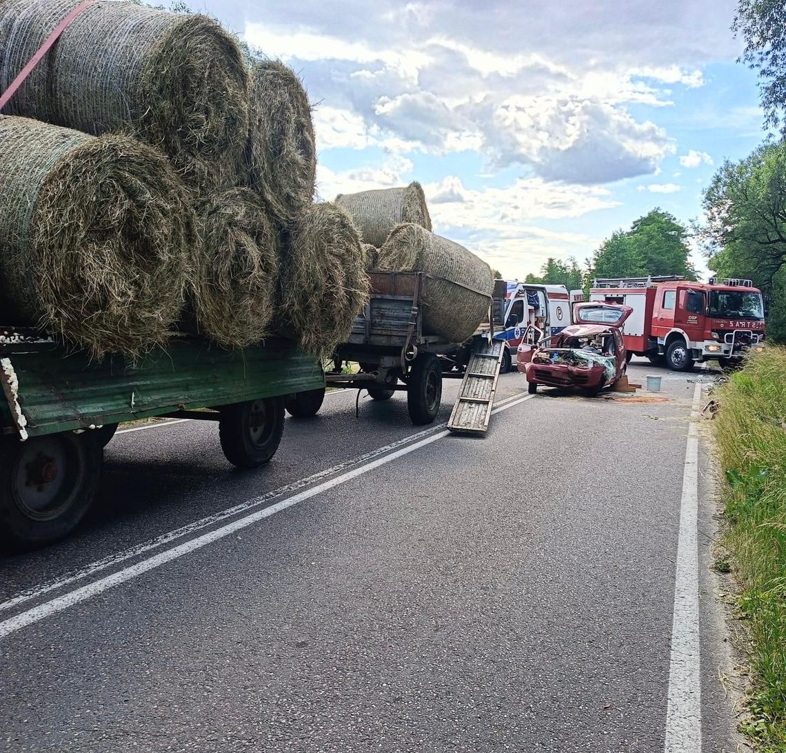 Werchliś. Osobówka uderzyła w przyczepę z belami siana