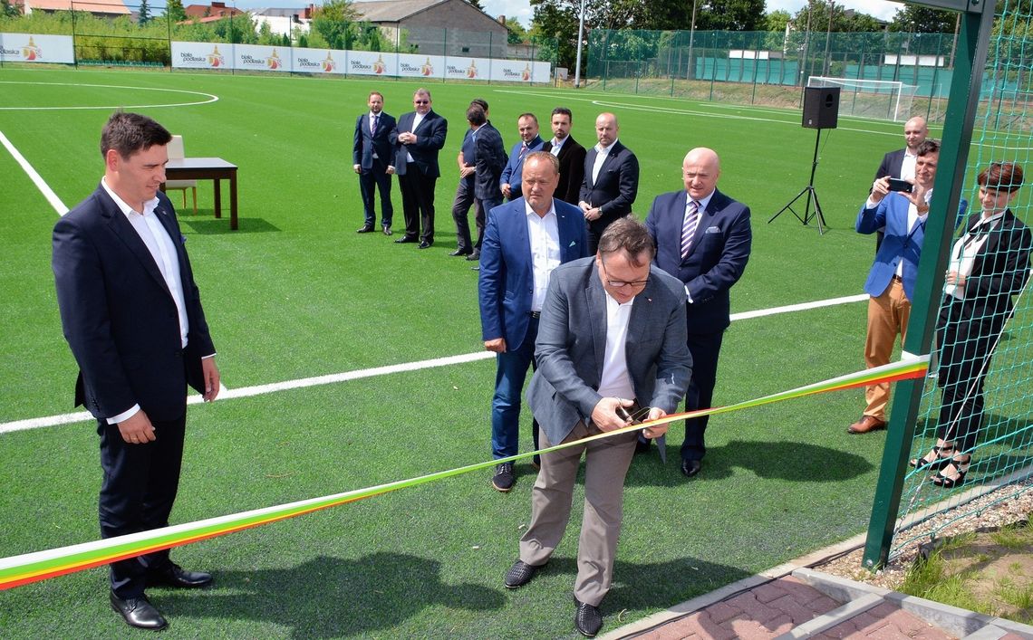 Wiceminister sportu przeciął wstęgę, boisko już czynne [GALERIA]