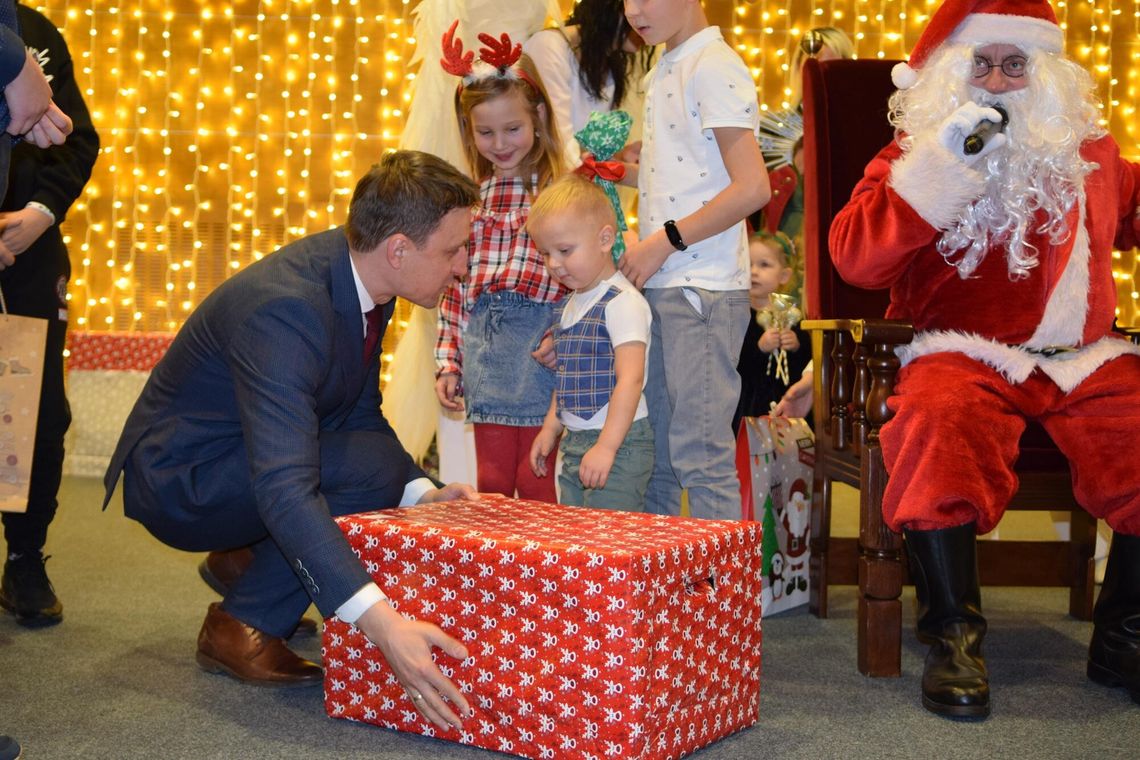 Wieczór dziecięcej radości, świątecznych życzeń i wielkich serc darczyńców