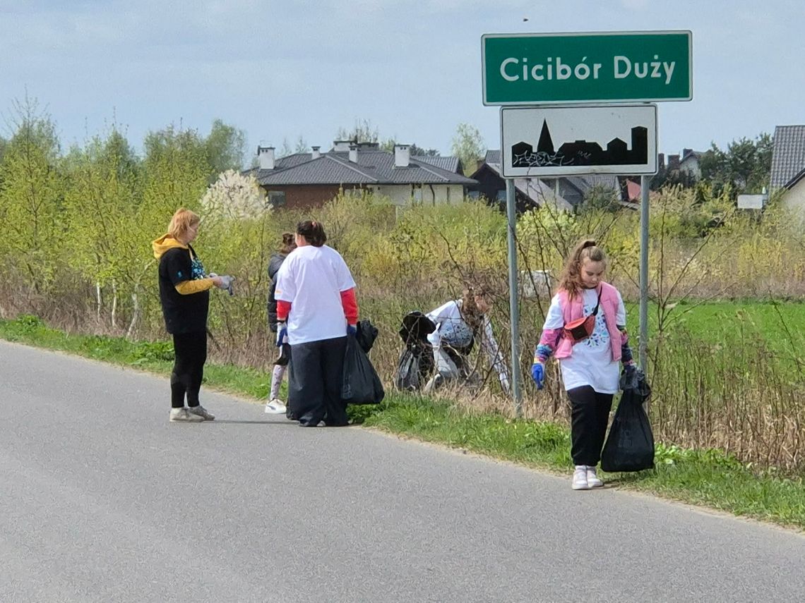 Wielkie porządki w Ciciborze Dużym. Mieszkańcy zebrali dziesiątki worków śmieci [GALERIA ZDJĘC]