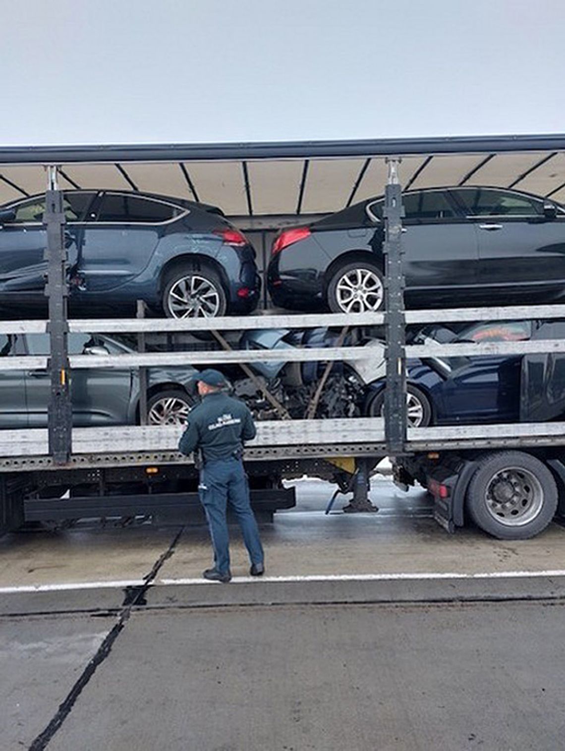 Wieźli tony niebezpiecznych i nielegalnych odpadów. Zatrzymała ich KAS