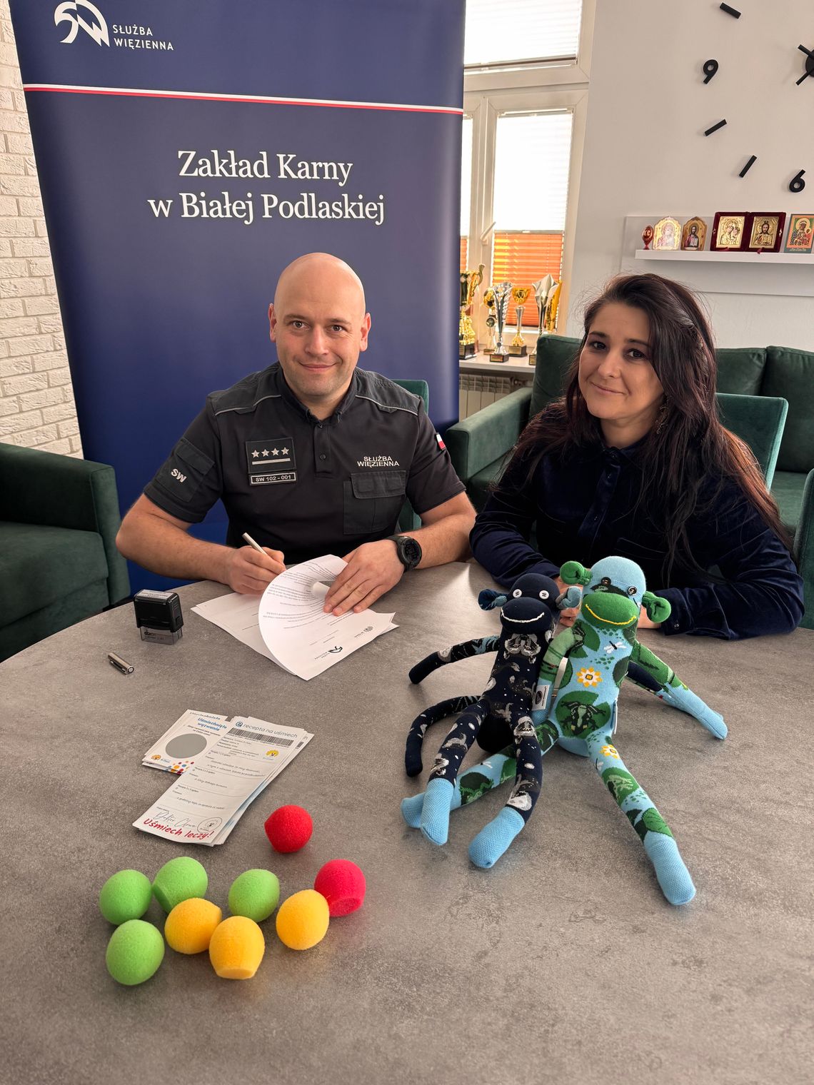 Więźniowie szyją uśmiech. Współpraca bialskiego więzienia z Fundacją Dr Clown