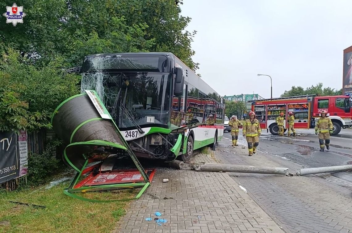 Lubelskie: Wjechał autobusem w wiatę przystankową. 5 osób w szpitalu!