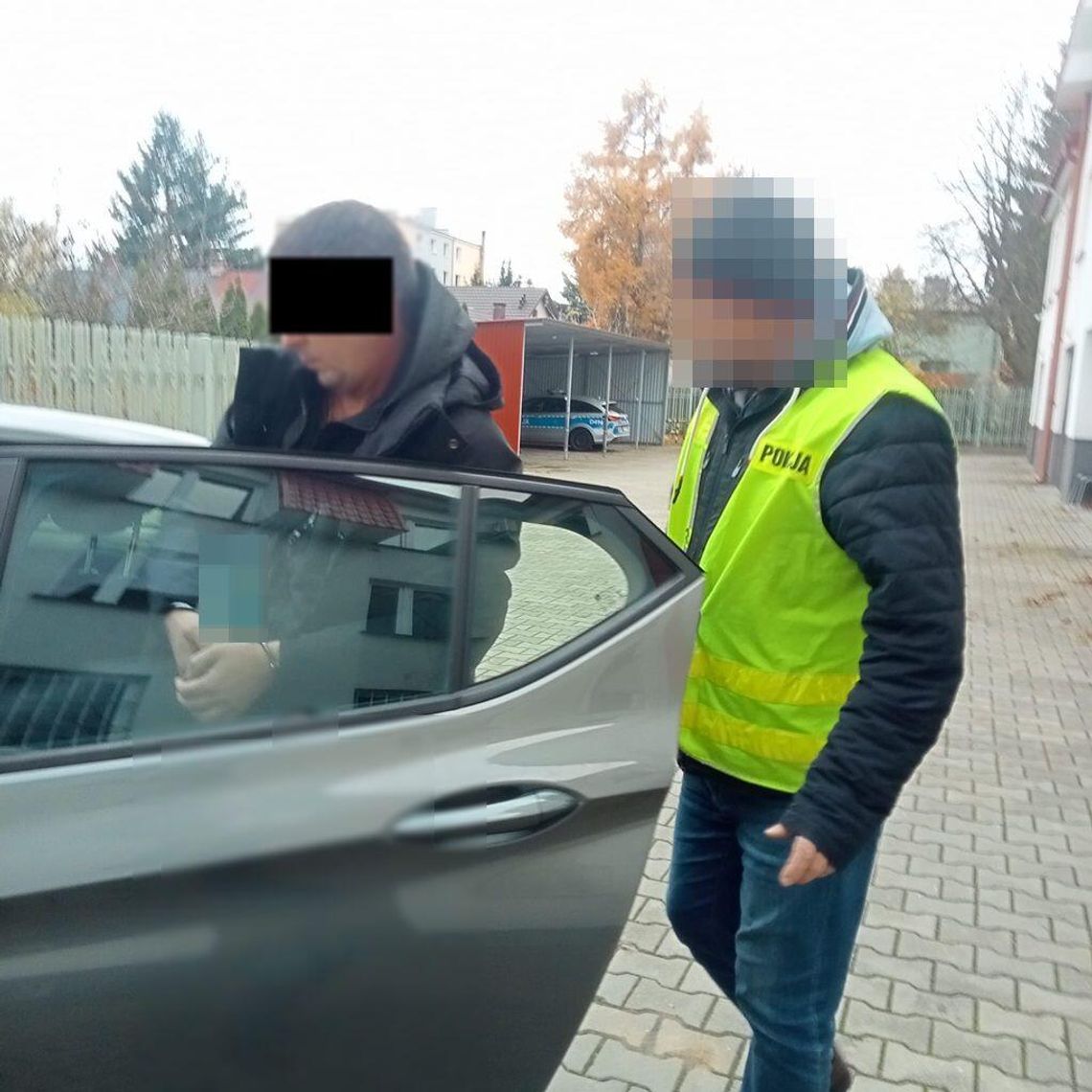 Terespol. Wjechał na terminal, mając ponad 2 promile alkoholu w organizmie nieumundurowany policjant wprowadza zatrzymanego do radiowozu listopad 2025 roku