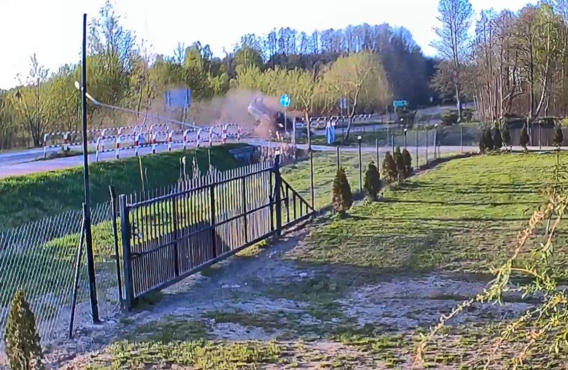 Wjechał na wysepkę, ściął znaki i latarnię. Potem dachował [FILM]