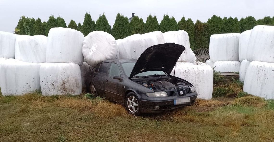 Wjechał w bele kiszonki. Był pijany