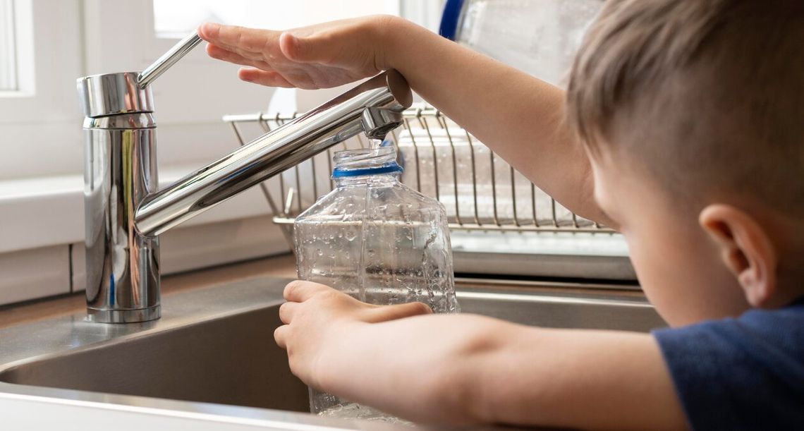 Kraj. Woda wycieka z sieci. Straty są poważne. Gminy apelują do mieszkańców Kraj. Woda wycieka z sieci. Straty są poważne. Gminy apelują do mieszkańców