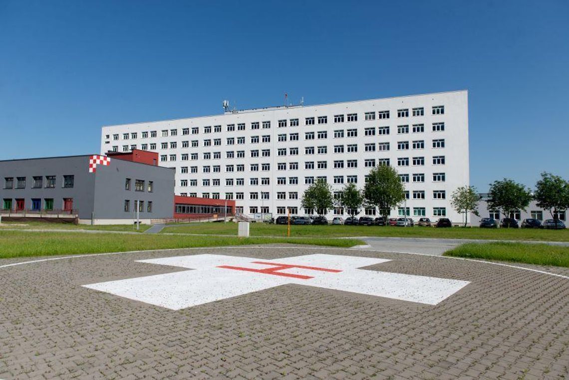 Wojewódzki Szpital Specjalistyczny tworzy POZ i zaprasza lekarzy do współpracy Budynek główny Wojewódzkiego Szpitala Specjalistycznego w Białej Podlaskiej oraz lądowisko dla śmigłowców