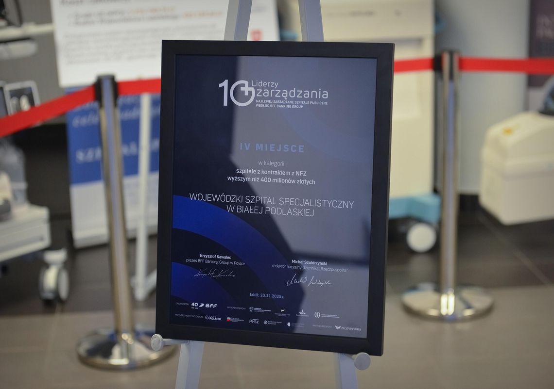Zbliżenie na dyplom „10 Liderzy zarządzania” dla Wojewódzkiego Szpitala Specjalistycznego w Białej Podlaskiej. Dokument potwierdza IV miejsce w kategorii szpitali z kontraktem NFZ powyżej 400 mln zł.