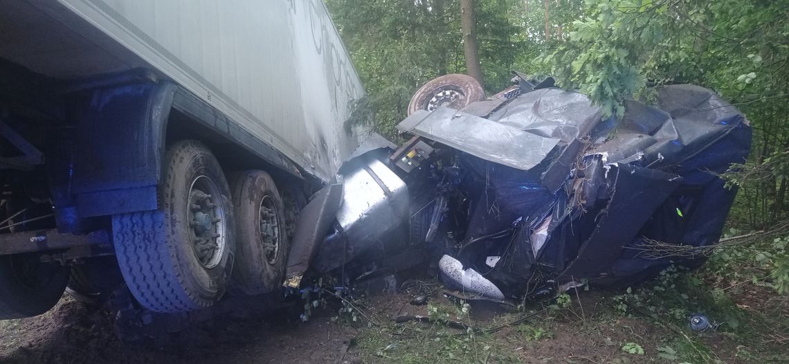 Wólka Dobryńska. Ciężarówka wpadła do rowu