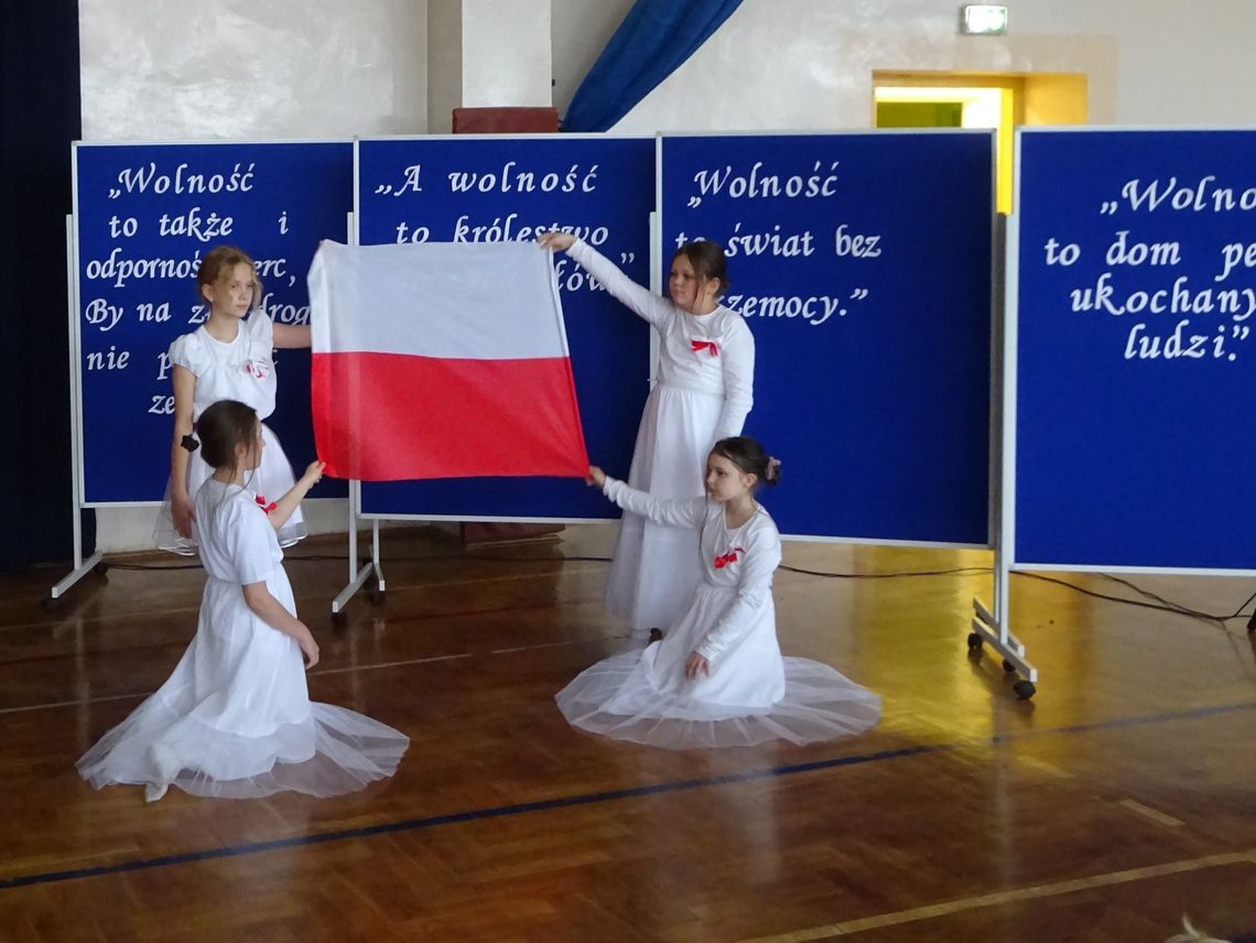 Wolność to królestwo dobrych słów. Tak uczniowie podstawówki z Wisznic świętowali odzyskanie niepodległości