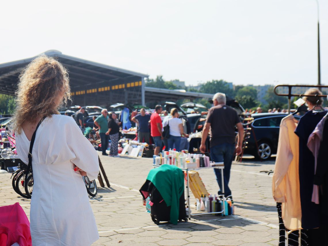 wyprzedaż garażowa pchli targ aleja tysiąclecia 1000lecia targowisko ostatnia niedziela targ staroci kiedy