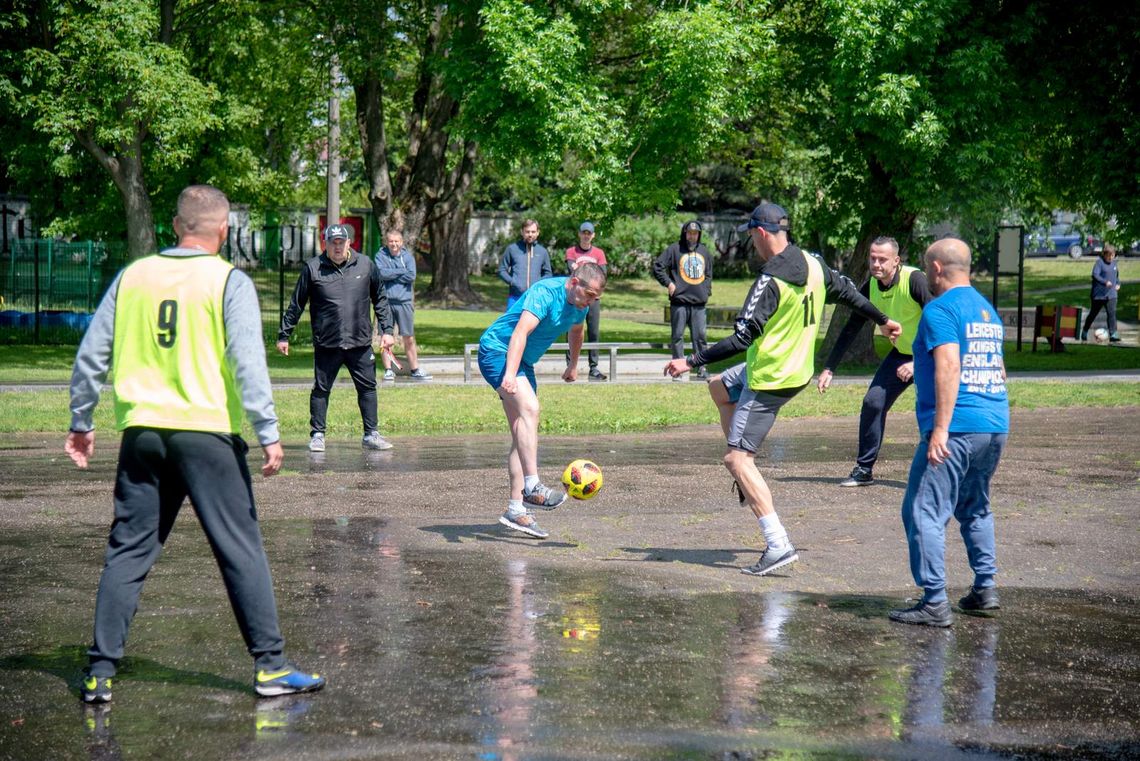 Wrócili na „stare śmieci”, by rozegrać mecz i posadzić drzewo