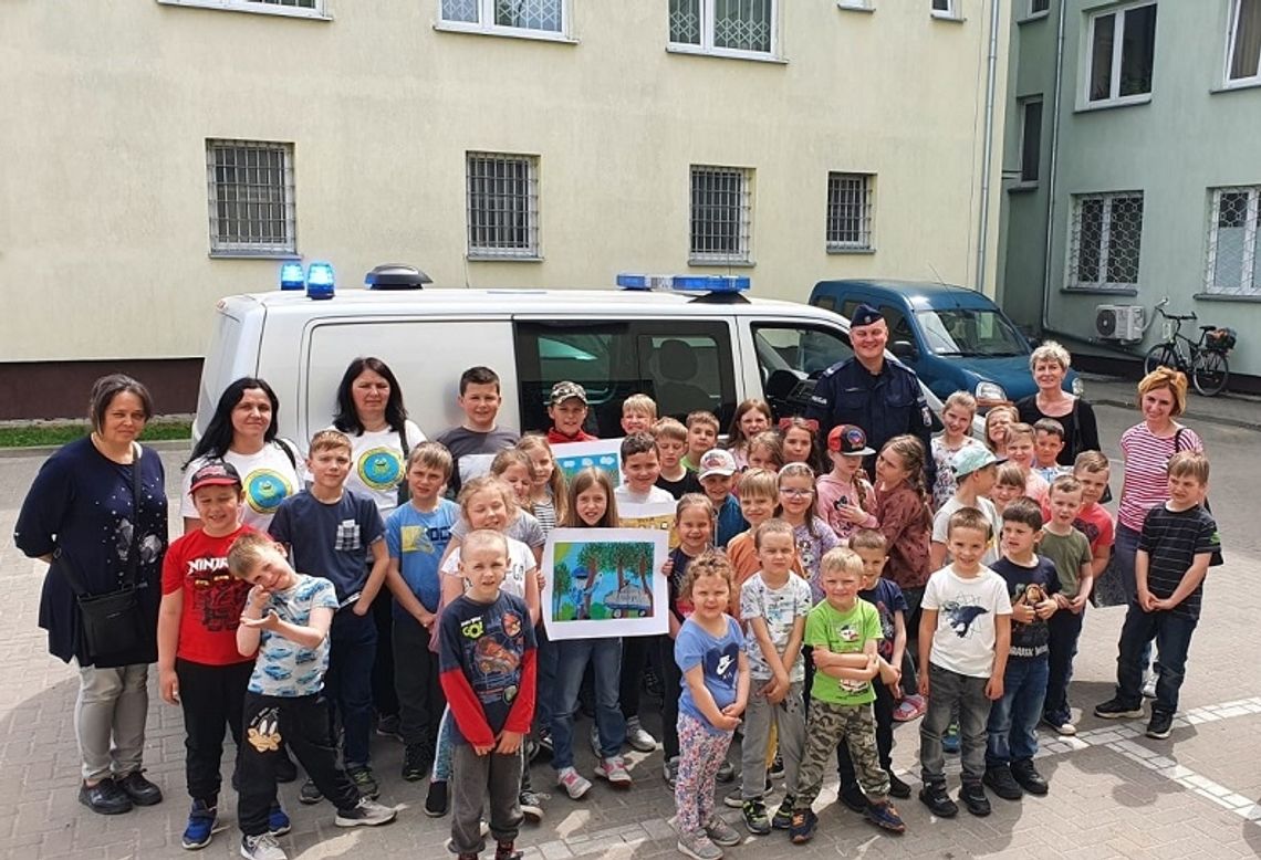 Wsiadły za kierownicę policyjnego radiowozu. Dzieci z Ortela Książęcego II odwiedziły bialską komendę