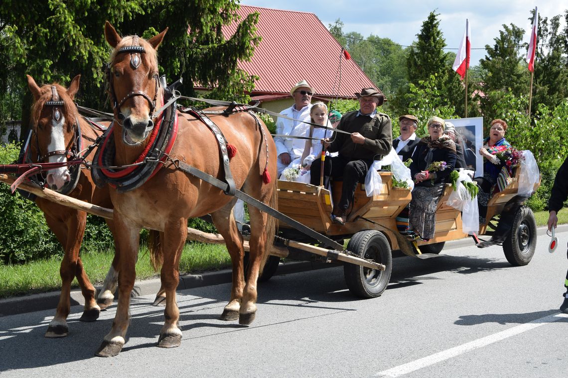„Wszyscy płakali z radości” – mieszkańcy gminy Sarnaki odtworzyli procesję sprzed 120 lat [GALERIA ZDJĘĆ]