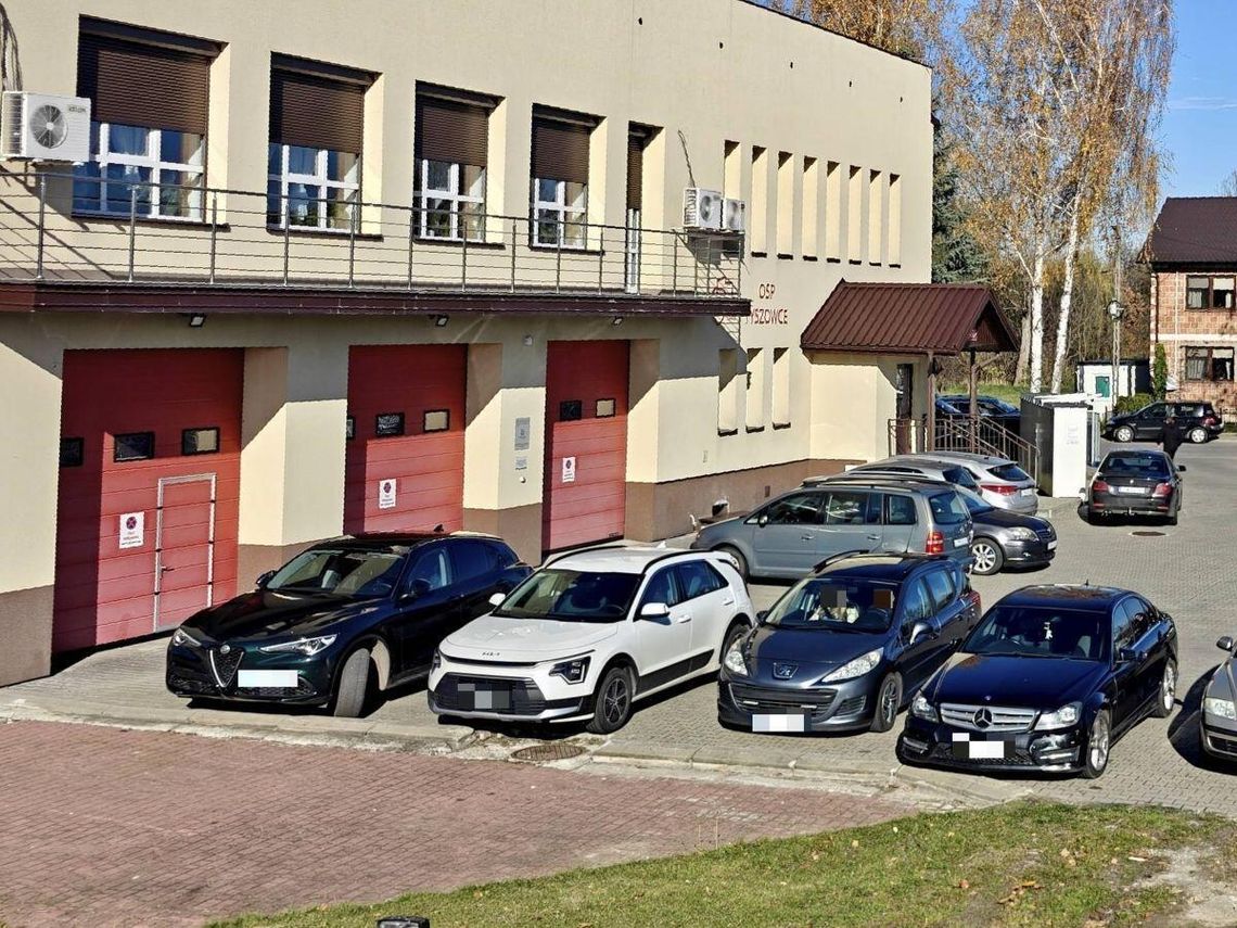 budynek straży pożarnej, samochody, listopad 2025