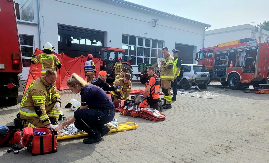 Wyciągnęli z auta zakleszczone osoby. Wyjątkowa akcja ratunkowa w Jabłoniu