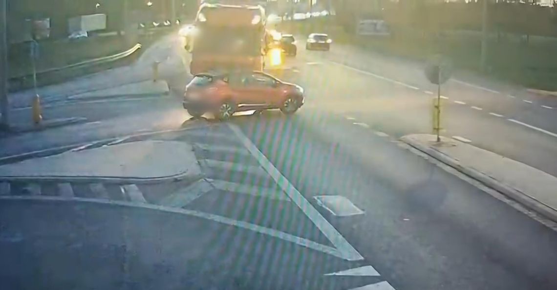Wyjeżdzała z ul. Warszawskiej na DK92.  Trafiła do szpitala [FILMIK]