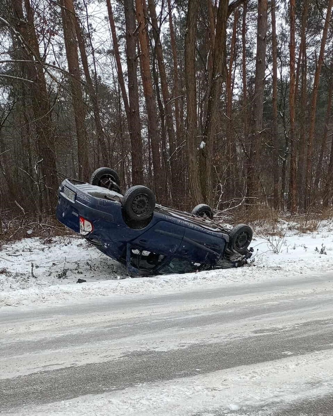 Dachowanie pod Piszczacem. Na miejscu pracują służby wyczółki dachowanie auto piszczac
