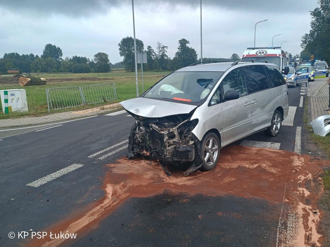 Wypadek na DK-76. Trzy osoby poszkodowane po zderzeniu toyoty z audi [ZDJĘCIA]