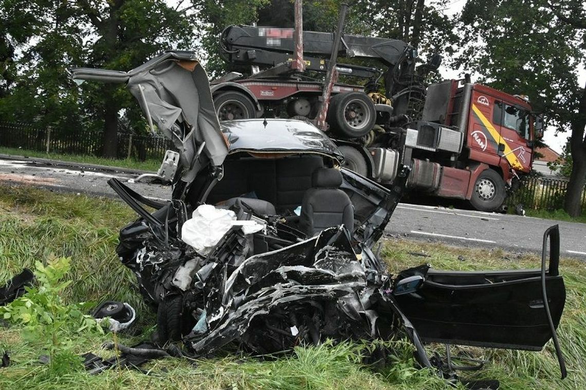 Wypadek na dw812. Kierowca samochodu osobowego nie żyje