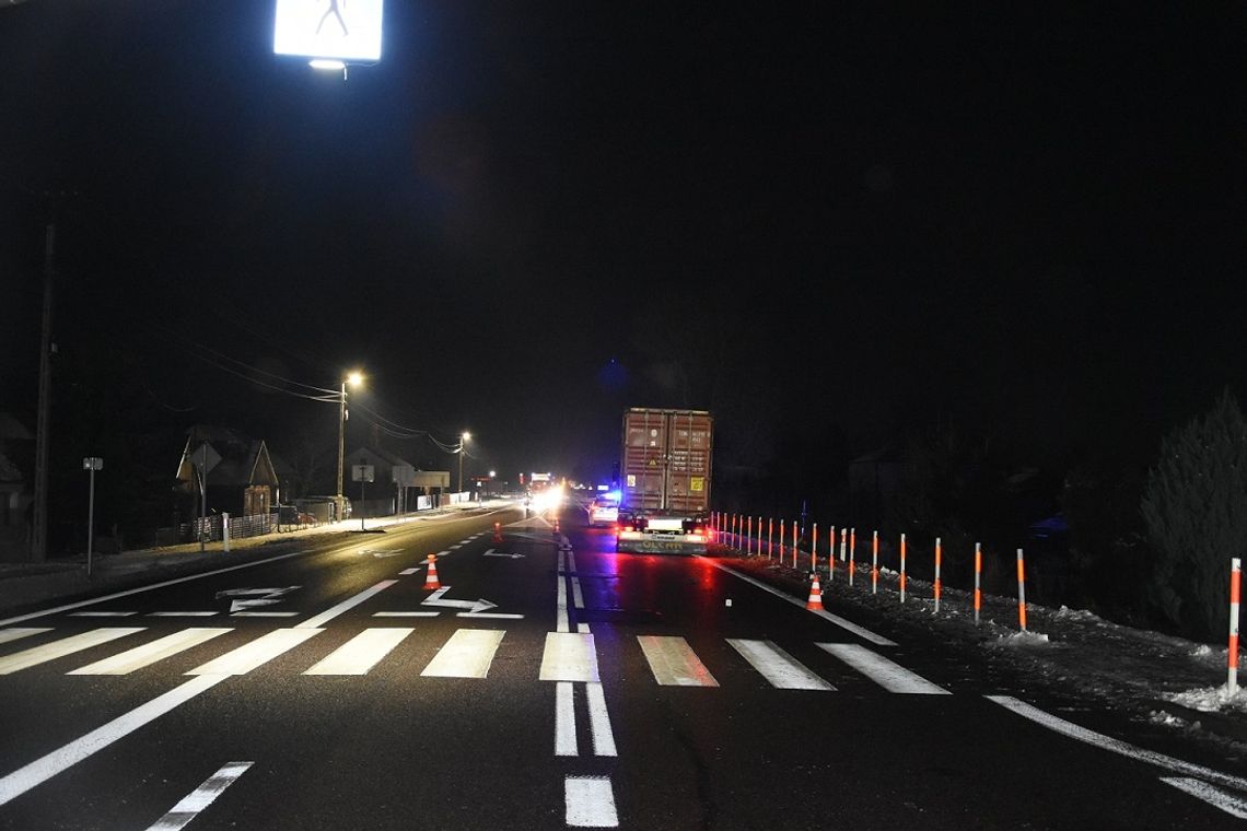 Wypadek na krajowej dwójce. Ciężarówka potrąciła pieszego na przejściu