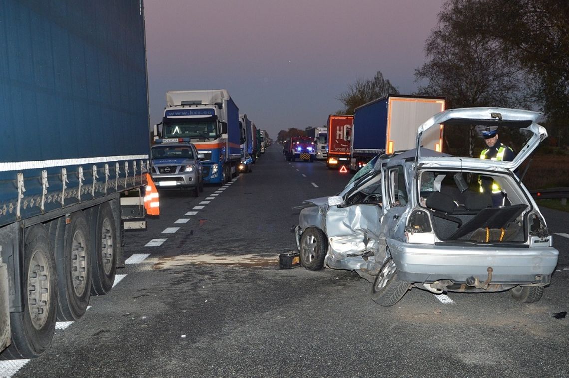 Wypadek na krajowej dwójce. Strażacy uwalniali pasażerkę