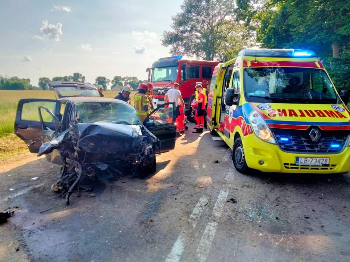 Wypadek w Branicy. Roztrzaskane auto i jedna poszkodowana osoba