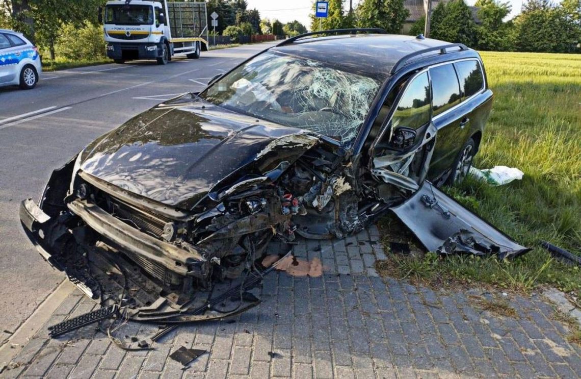 Roztrzaskali auto. Jeden z nich miał 3 promile w organizmie