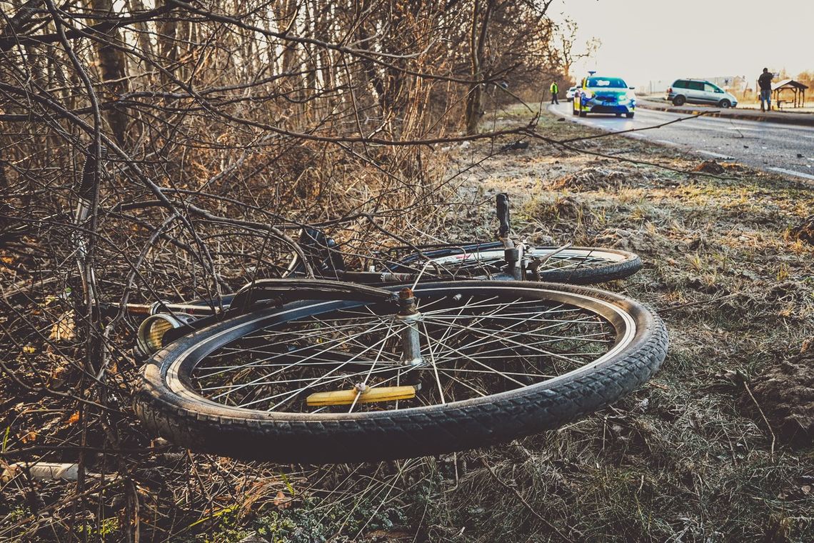 Wyprzedzał rowerzystkę i ją potrącił. Kobieta trafiła do szpitala